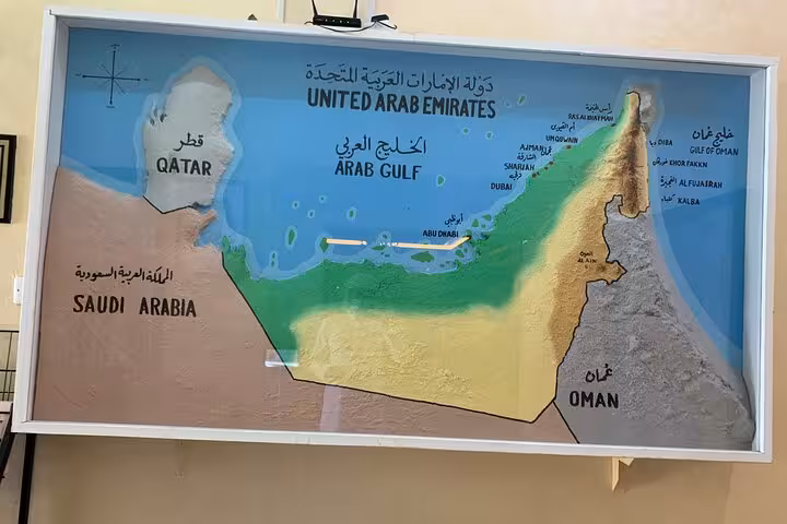 United Arab Emirates relief map showing Fujairah and Khorfakkan route, ideal for city tour planning and highlights