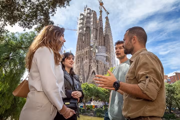 Guide explaining Sagrada Família on a Gaudí and Modernism walking tour in Barcelona with small group