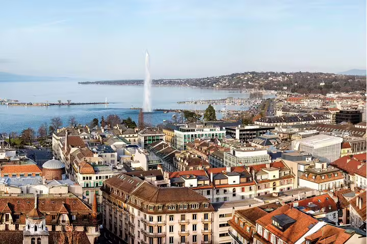 Panoramic Geneva old town rooftops with Jet d’Eau and Lake Geneva, ideal for a self-guided scavenger hunt tour