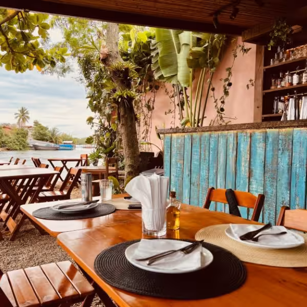 Cozy riverside dining spot on Gigóia Island, offering a relaxed atmosphere for the Rio's Pantanal tour.