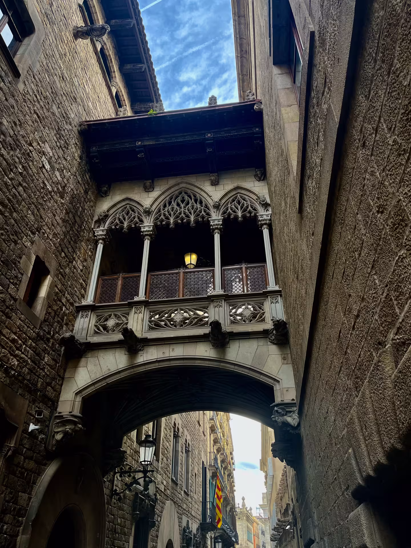 Gothic Bridge in Barcelona’s Barri Gòtic, a must-see stop on Encantos Locales + Tablao Flamenco tour