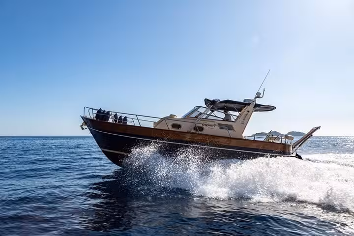 Gozzo Apreamare 10 cruising through sparkling waters on a private tour from Sorrento to Capri and Positano.