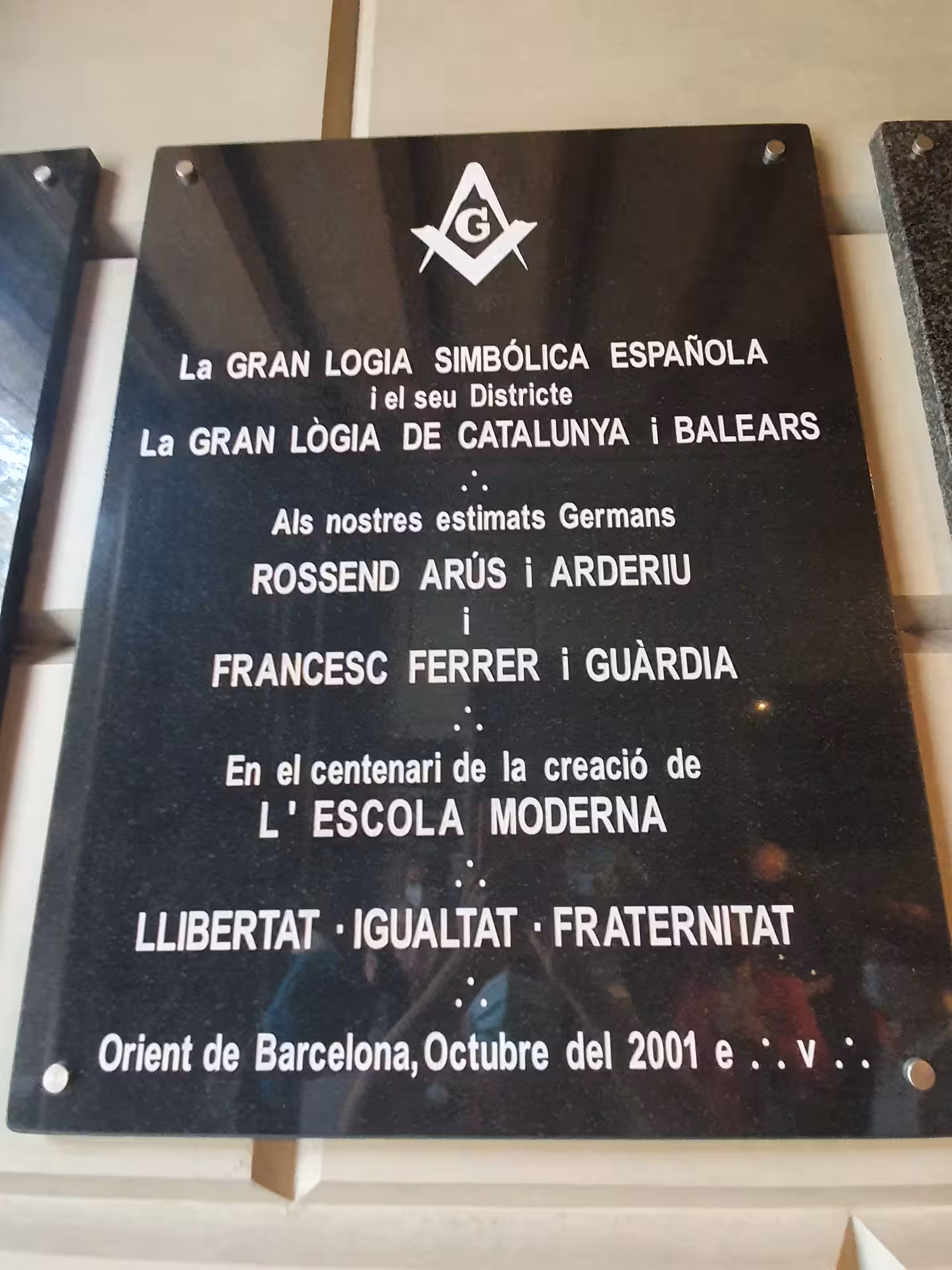 Plaque from Gran Logia Simbólica Española commemorating L'Escola Moderna, a key site in La Barcelona masónica tour.