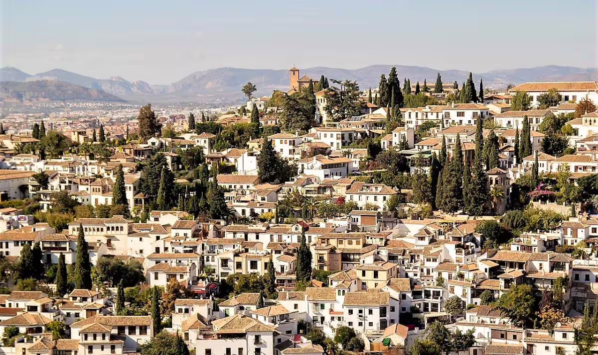 Panoramic view of Granada’s Albaicín quarter on a guided group tour from Costa del Sol with pick-up included