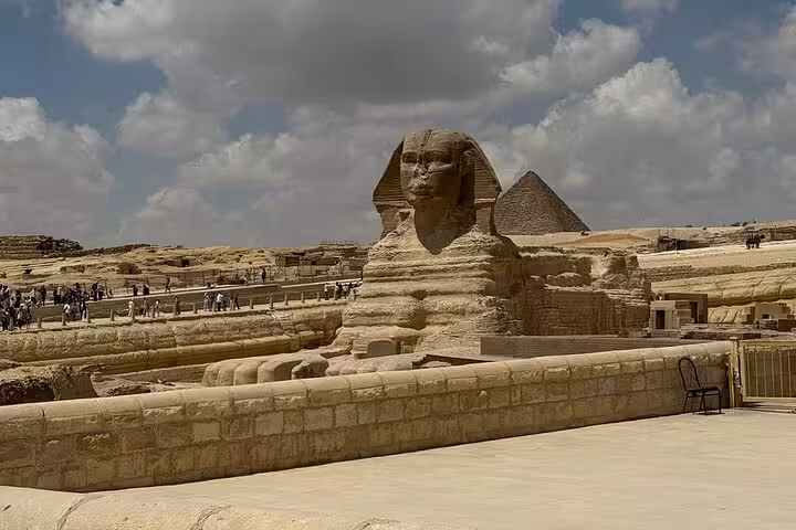 Panoramic view of the Great Sphinx and Giza Pyramids plateau, key stop on a Cairo full-day guided tour