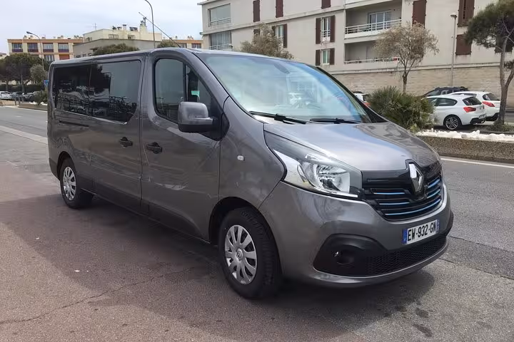 Grey Renault van for private transfer from Marseille to Montpellier, comfortable door-to-door ride