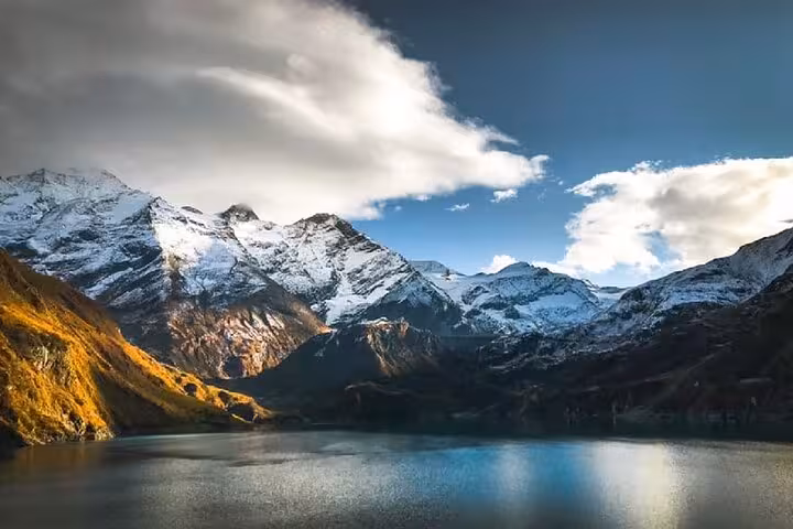 Scenic Alpine lake and snowcapped mountains on the Hallstatt private day tour from Salzburg, Austria