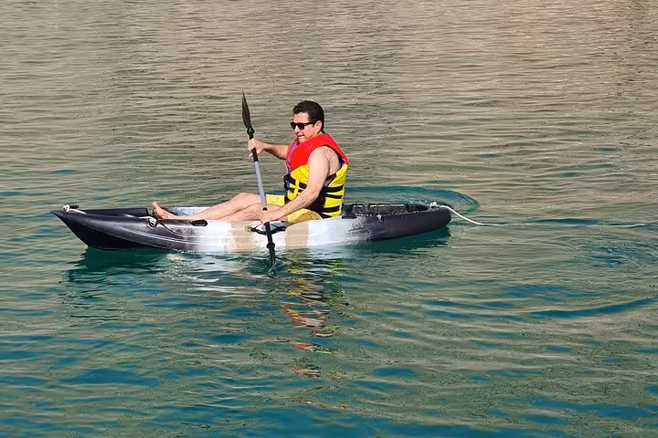 Traveler kayaking on Hatta Dam during private Hatta City Tour, Hills Park adventure for 1-6 guests