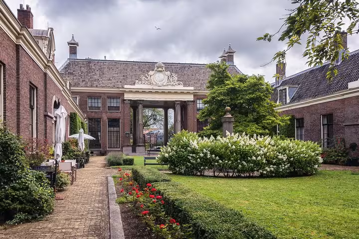 Historic courtyard garden near Haarlem city center featured on Highlight Bike Tour Haarlem sightseeing ride