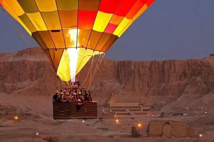 Evening hot air balloon over Luxor West Bank near Hatshepsut Temple on a private tour from Sharm El Sheikh