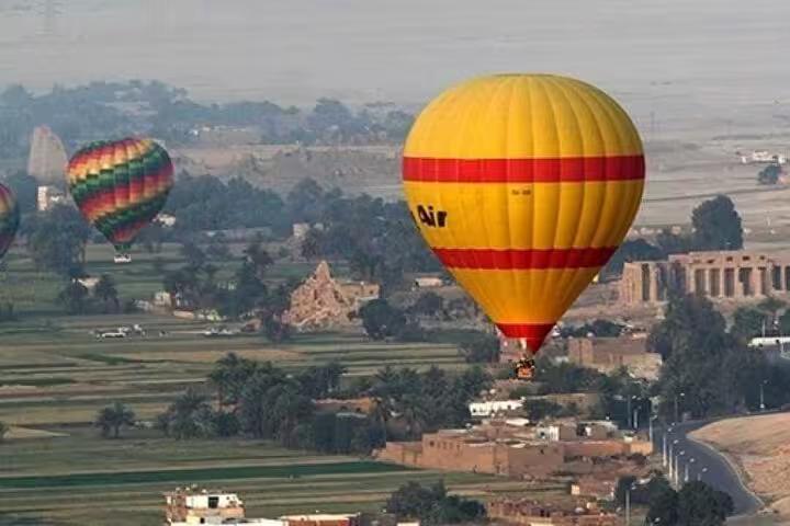 Hot air balloons over Luxor West Bank near ancient temples, scenic add-on to Sharm El Sheikh day tour