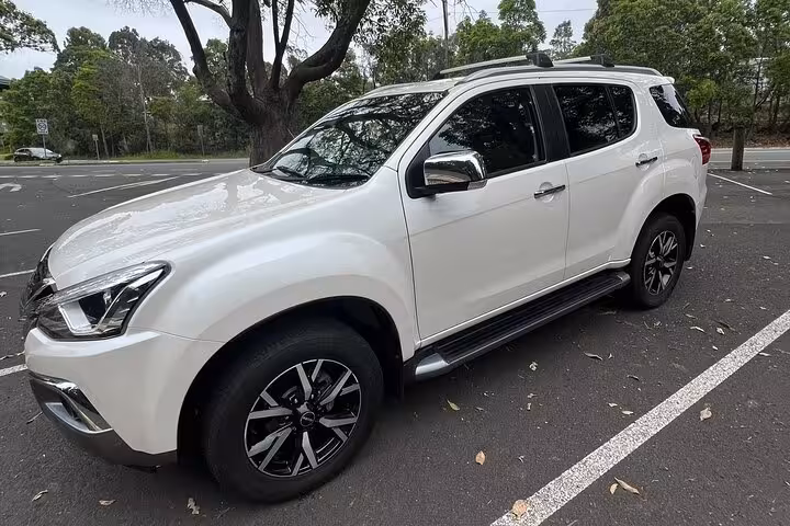 Private tour SUV parked in Hunter Valley, offering comfortable transport for premium winery visits.
