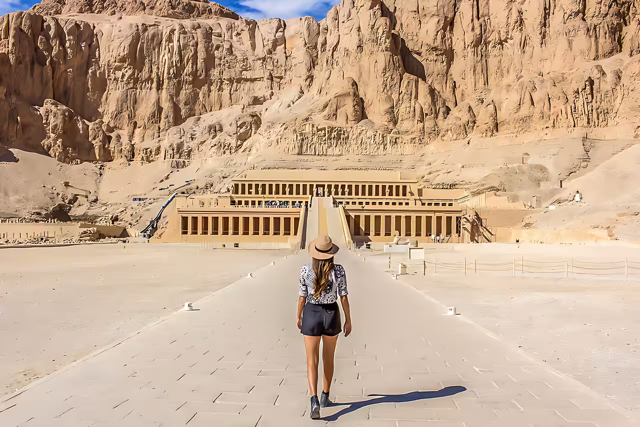Traveler walking to Hatshepsut Temple in Luxor on Hurghada day trip to Valley of the Kings and Tutankhamun