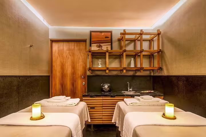 Hurghada VIP Turkish hamam massage room with twin beds and candles, ideal for full body spa treatment