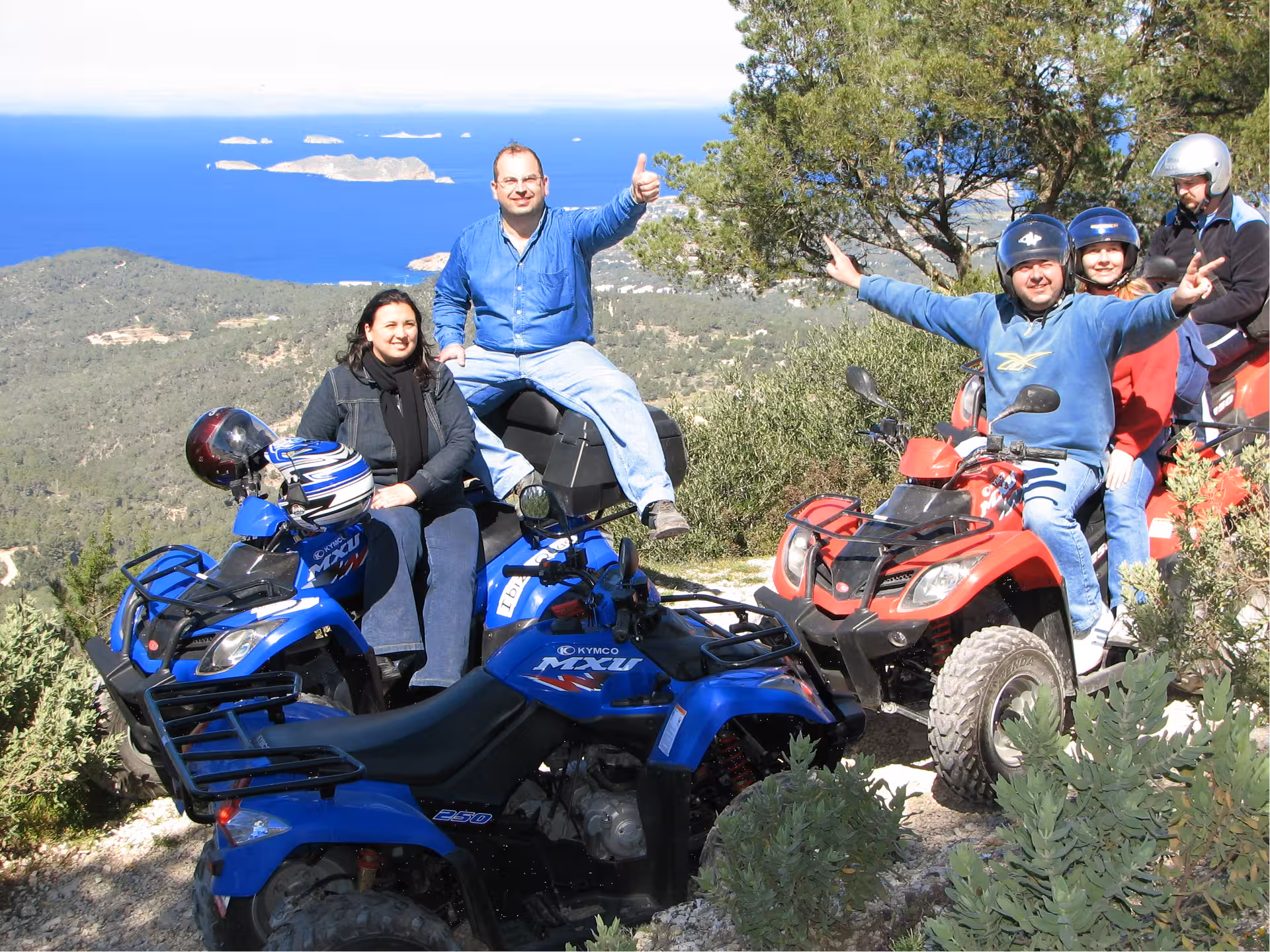 Amigos en quads en mirador de Ibiza con vistas al mar y islas, excursión medio día en plena naturaleza