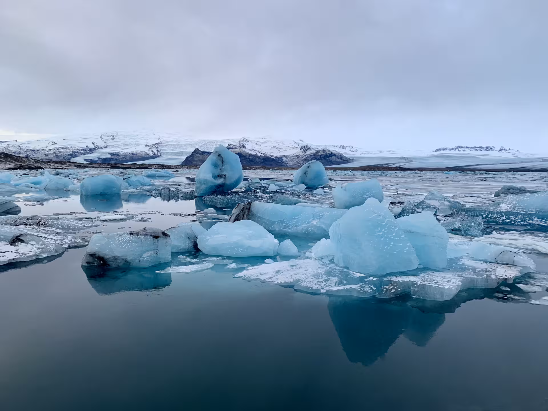 Scenic view of icebergs floating in Jökulsárlón glacier lagoon, highlighting Iceland's breathtaking landscapes on women's tour.