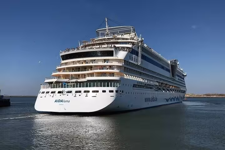 Cruise ship arriving at IJmuiden port, seamless private transfer service from IJmuiden to Amsterdam city