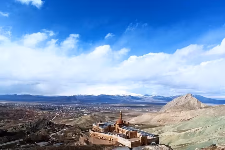 Panoramic view of Ishak Pasha Palace near Mount Ararat, sightseeing add-on on 7-day all-inclusive private trek