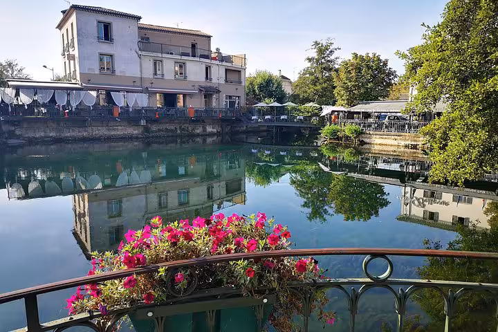 Riverside café reflections in L’Isle-sur-la-Sorgue, a highlight on an Arles small group private Luberon tour