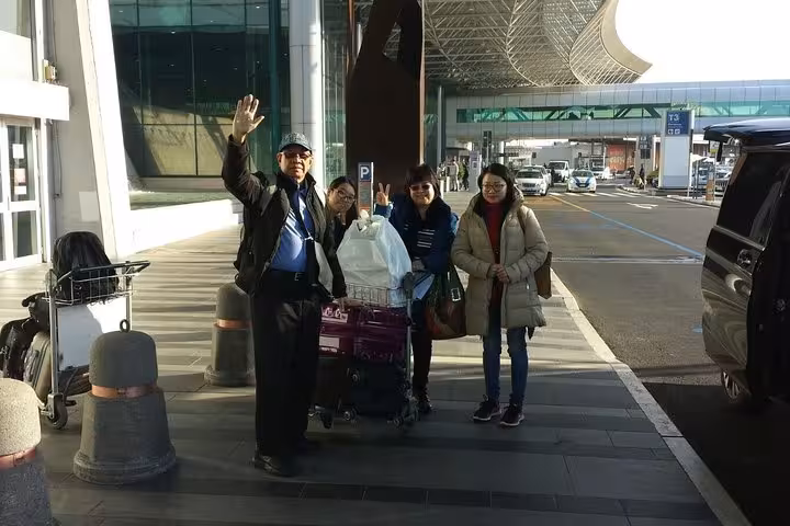 Private driver airport pickup in Italy with luggage, start of 8-day private tour to medieval Tuscan villages