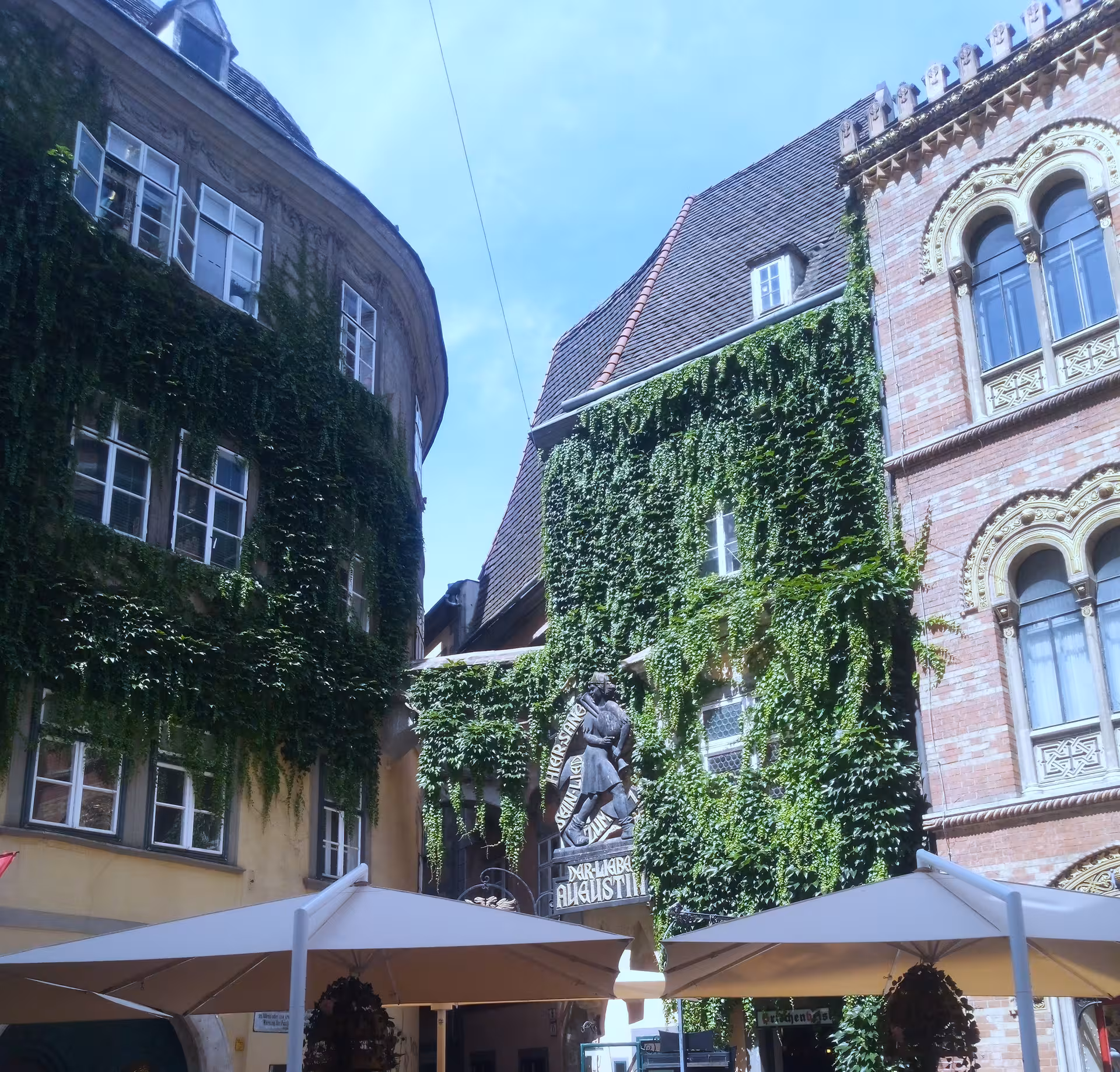 Ivy-covered courtyard buildings in Vienna, a photogenic hidden gem on the Secret Vienna in 3 hours tour
