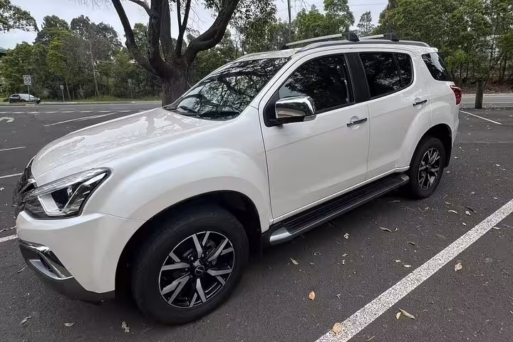 Comfortable and spacious SUV ready for pick up and drop off on a Jervis Bay private tour, ensuring a smooth journey.