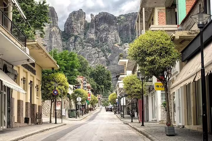 Kalambaka street leading to Meteora rock pillars, ideal start point for a private full-day Meteora tour