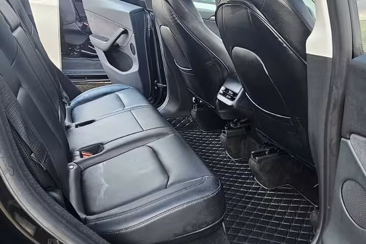 Luxurious leather seats in a private transfer vehicle for Keflavik to Reykjavik, showcasing premium comfort and style.