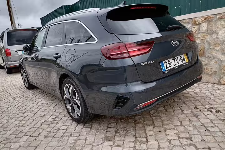 Rear view of a modern gray Kia Ceed, highlighting spaciousness for transfers to Albufeira, Alvor, and Seville.