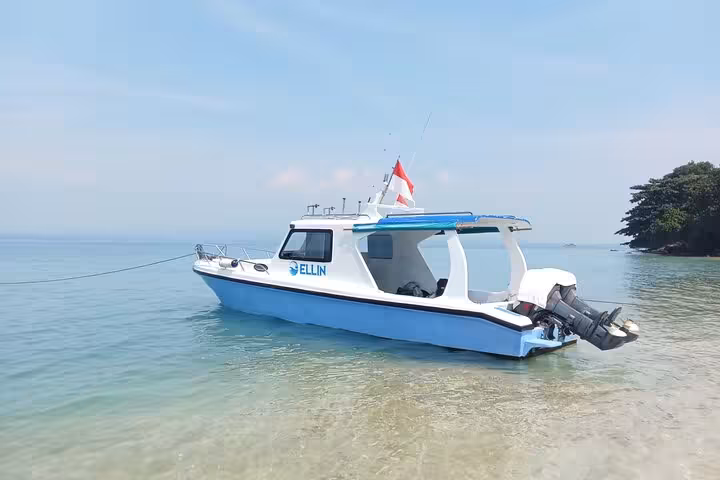 Speedboat transfer on clear waters for Krakatau (Krakatoa) day tour from Anyer or Carita beach