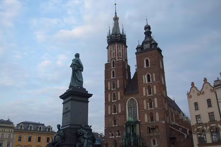 St. Mary’s Basilica and Adam Mickiewicz Monument on Krakow Main Market Square, private half-day tour