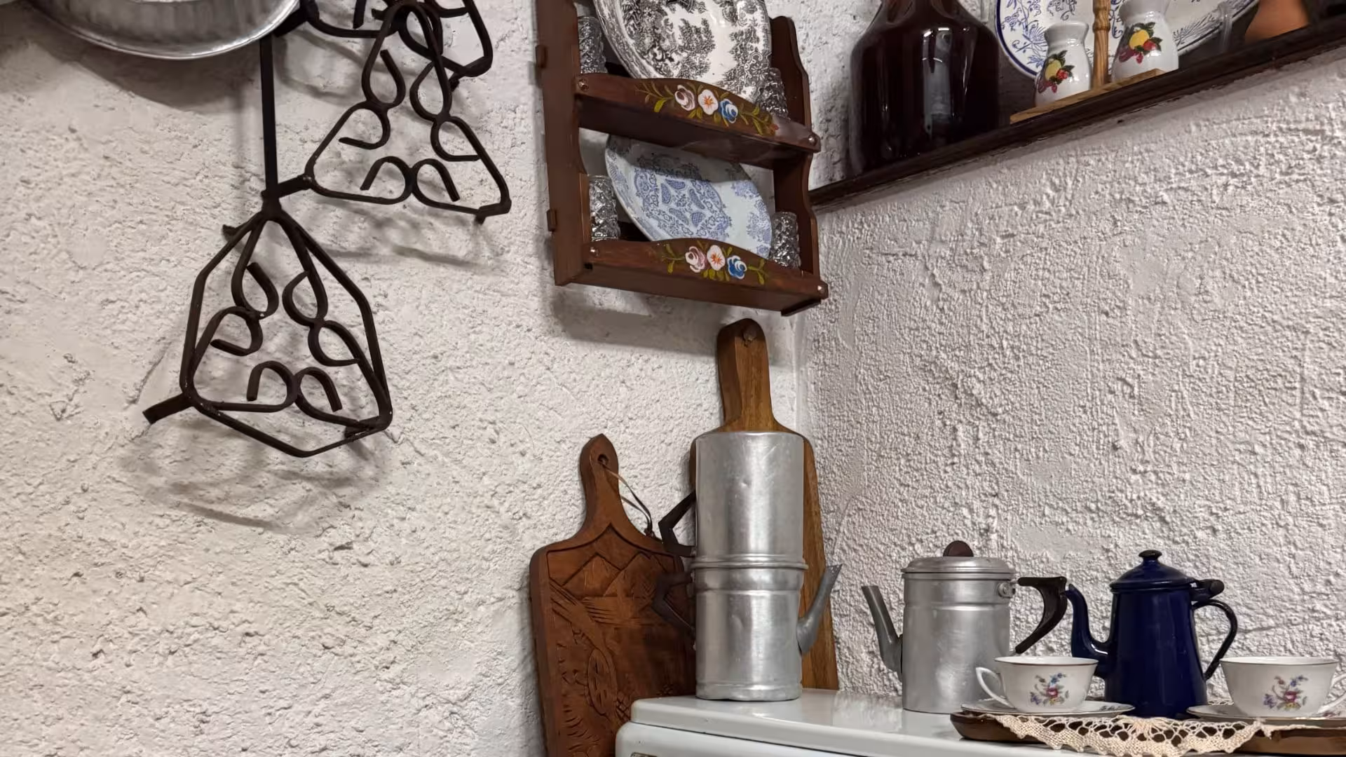 Rustic kitchen corner with antique kitchenware, ideal for Laconi chocolate and liqueur tasting ambiance.