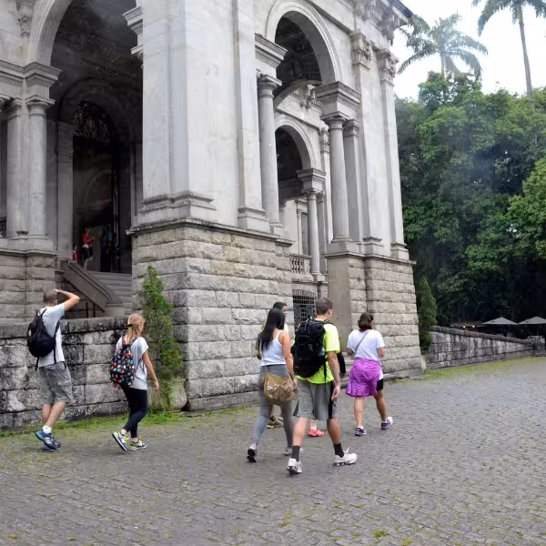Group of tourists approaching the historic mansion at Lage Park on their private tour.
