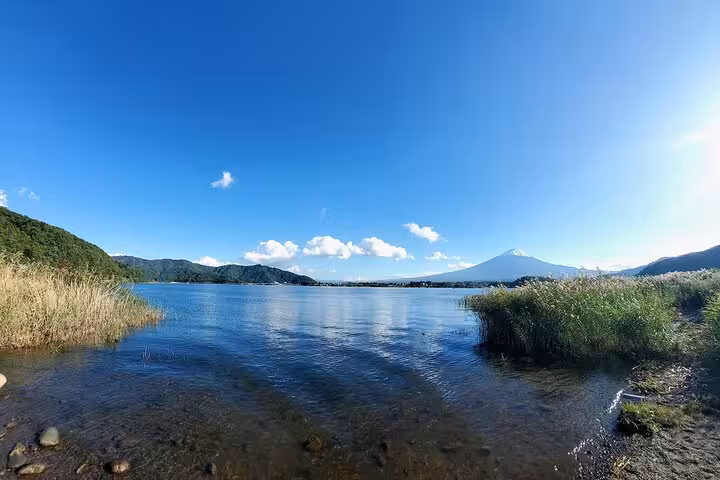 Serene Lake Kawaguchi with Mt. Fuji in the distance, ideal for a customizable tour from Tokyo to Mt. Fuji.