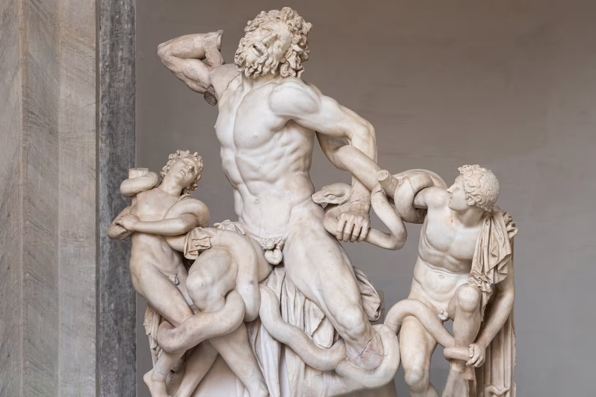 Escultura de Laocoonte y sus hijos en los Museos Vaticanos, imprescindible en el tour Capilla Sixtina