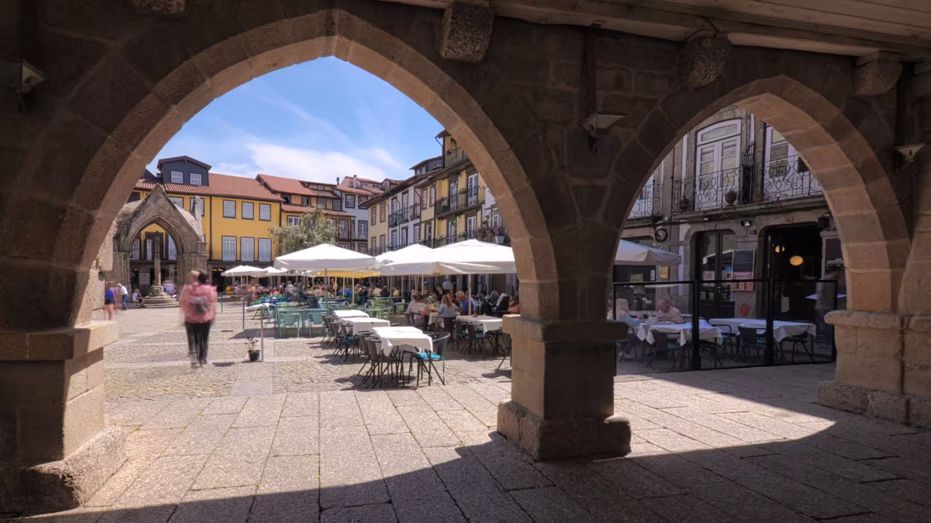 Image of Largo da Oliveira in Guimarães, part of Cooltour Oporto's Braga & Guimaraes Tour