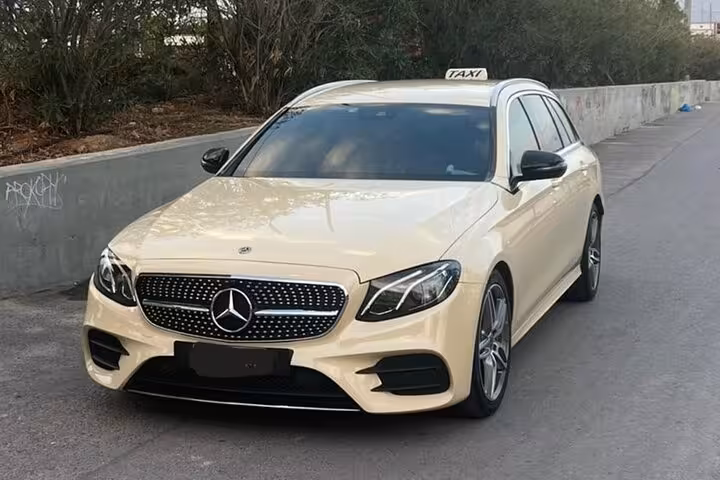 Luxury Mercedes taxi sedan for Lavrio Port to Athens Airport private departure transfer with door-to-door service