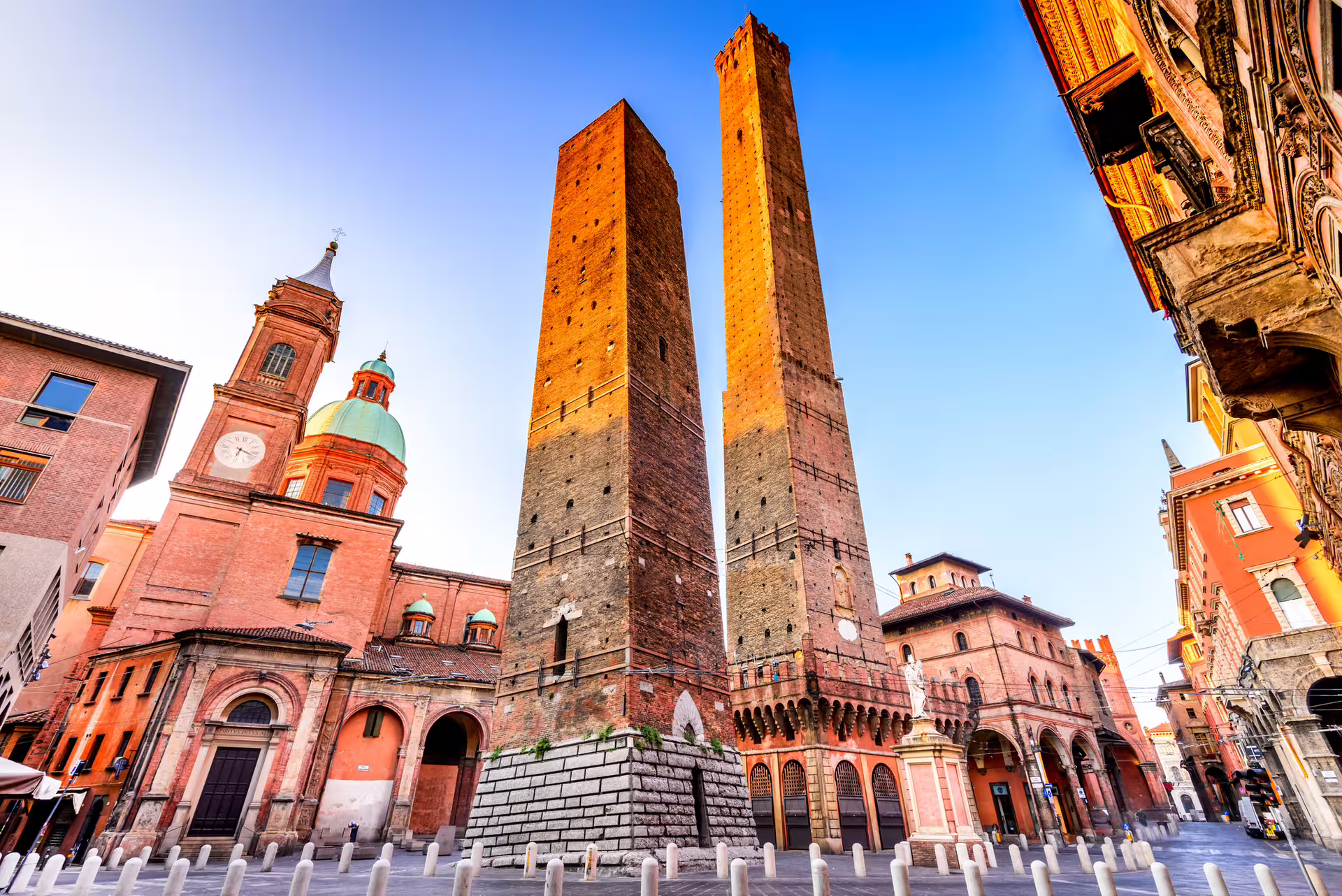Le Due Torri Bologna skyline at Piazza di Porta Ravegnana, featured on Bologna in 1 day walking tour audioguide