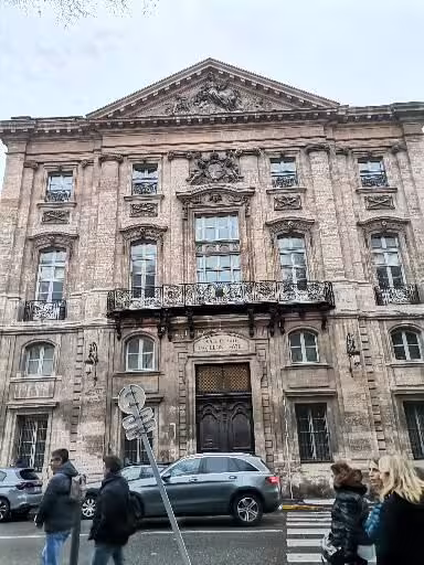 Historic stone façade in Marseille’s Le Panier, a key stop on the guided walking tour of the oldest district