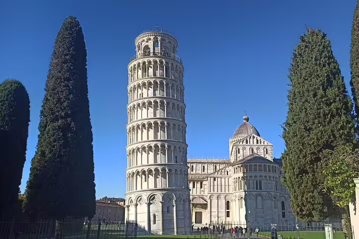 Leaning Tower of Pisa and cathedral on a sunny day, highlight of a private Pisa and Chianti day tour from Florence