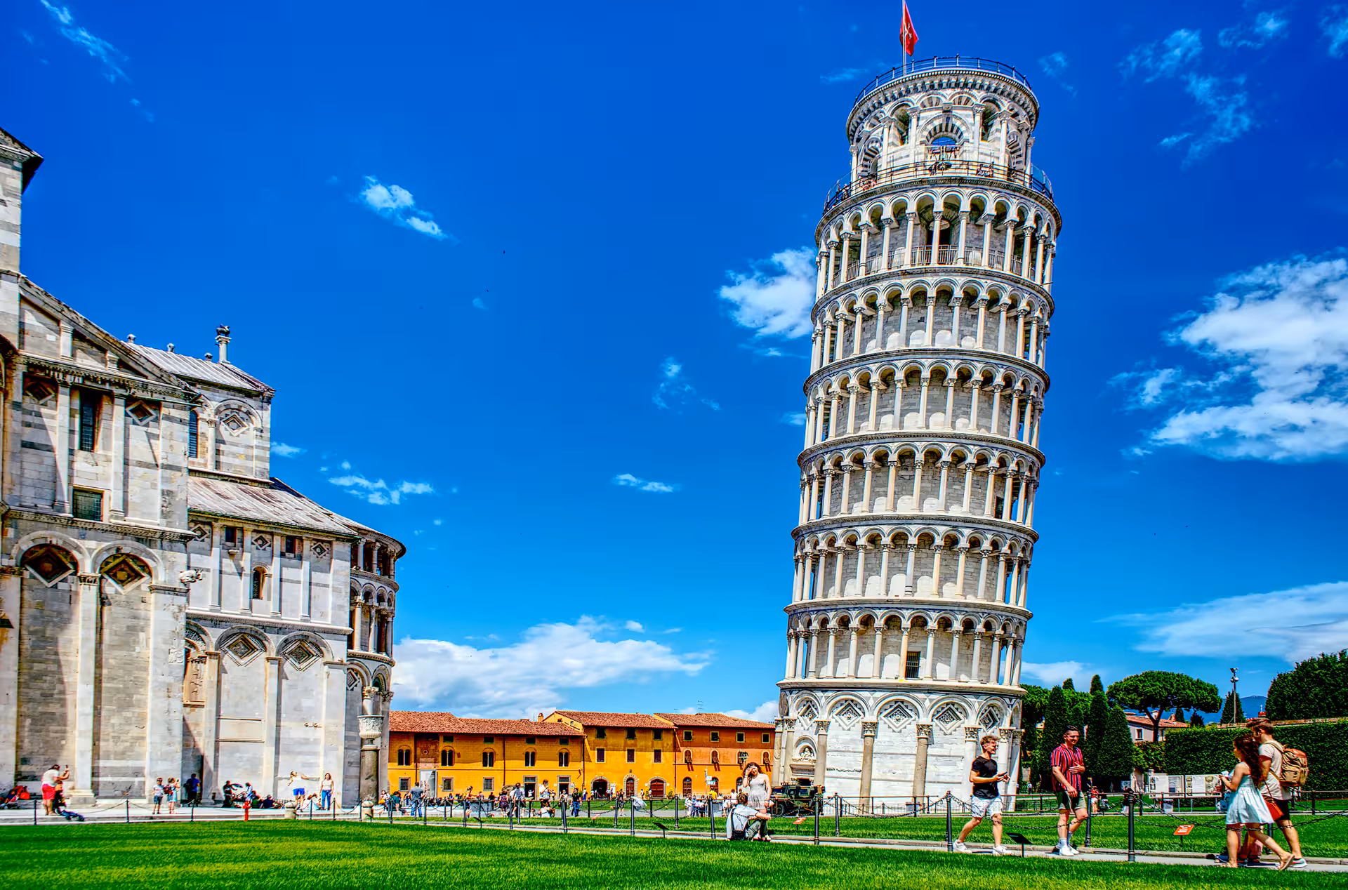 Iconic Leaning Tower of Pisa under a vibrant blue sky, a must-see landmark on Pisa and Tuscany boat experiences.
