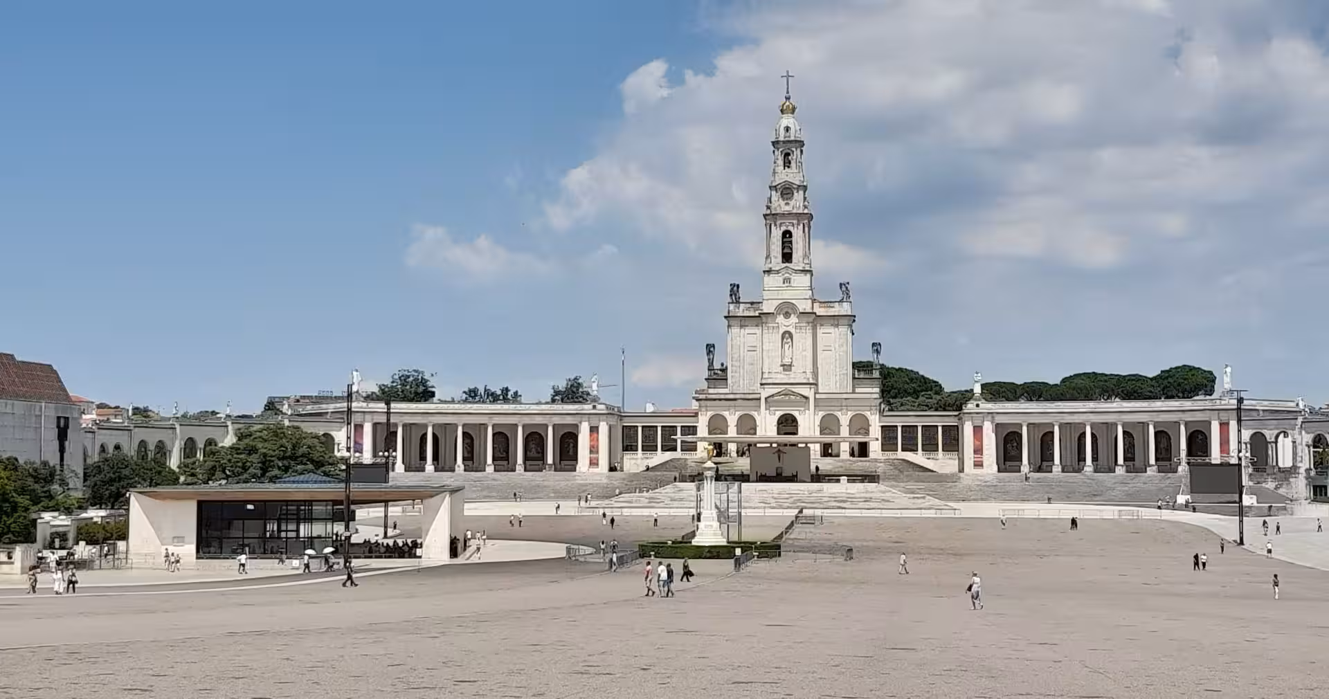 Wide view of the Sanctuary of Our Lady of Fátima square, highlight of Lisbon to Fátima half-day tour