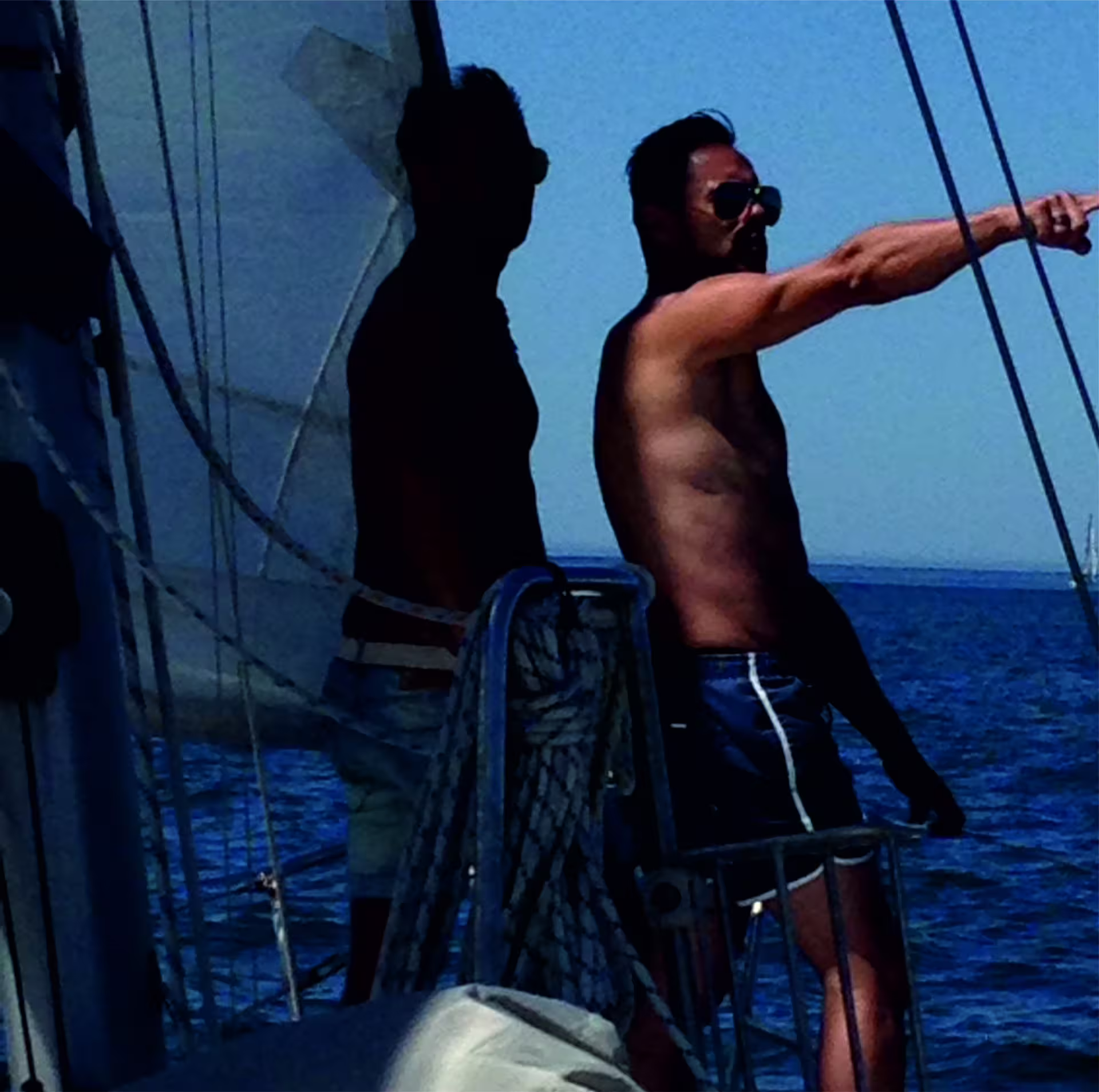 Couple on luxury sailboat at sea, enjoying a romantic Lisbon sailing tour with private skipper and ocean views