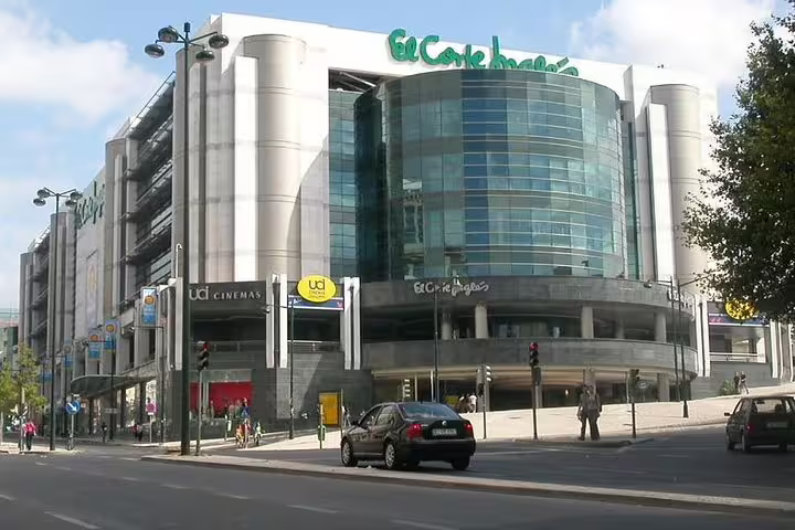 Modern shopping center in Lisbon with glass facade, ideal for a half-day private outlet shopping tour experience.