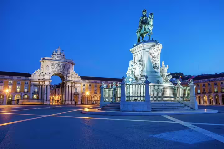 Stunning evening view of Lisbon’s Praça do Comércio with the iconic Arco da Rua Augusta, a highlight of our private half-day tour.