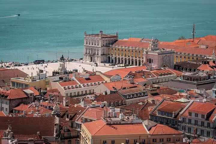 Panoramic view of Lisbon's iconic Praça do Comércio near the Tagus River, perfect for a scenic Tuk Tuk tour.