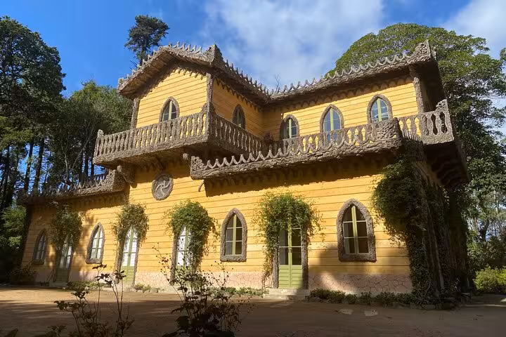 Charming Chalet of the Countess of Edla surrounded by lush greenery on a Lisbon to Sintra guided tour.