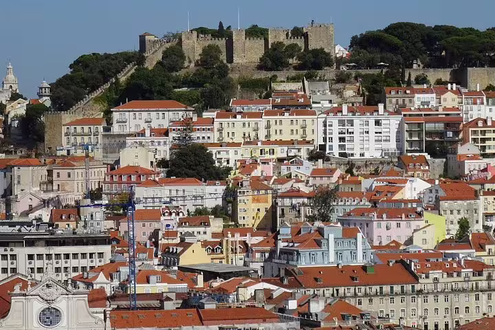 Lisbon skyline with São Jorge Castle, ideal stop on Faro to Lisbon private transfer with Évora tour