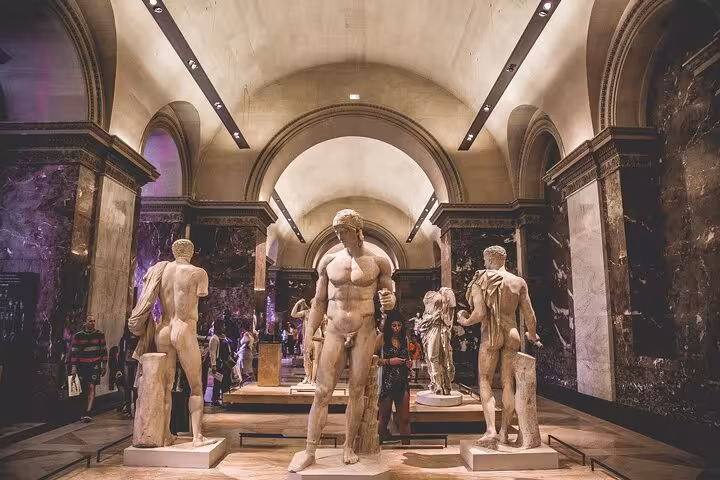 Louvre Paris classical statue hall on guided museum visit, ideal for private tour with breakfast and Seine cruise