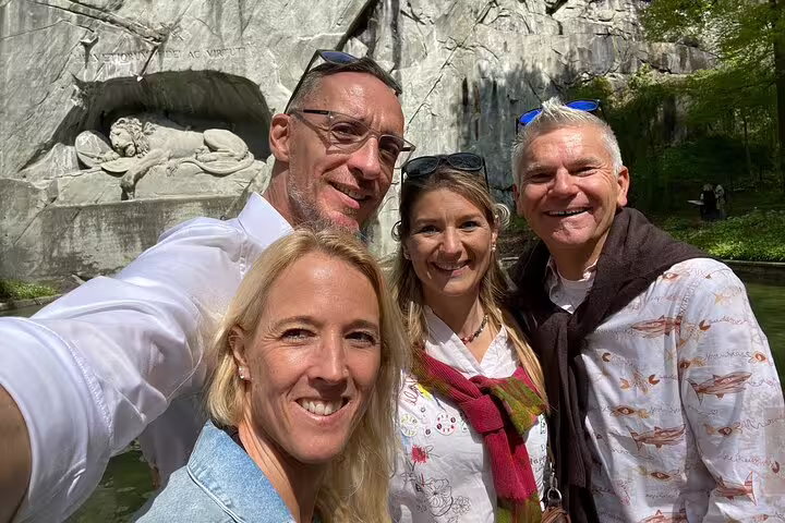 Group selfie at the Lion Monument on a Lucerne scavenger hunt and sights self-guided tour, Switzerland